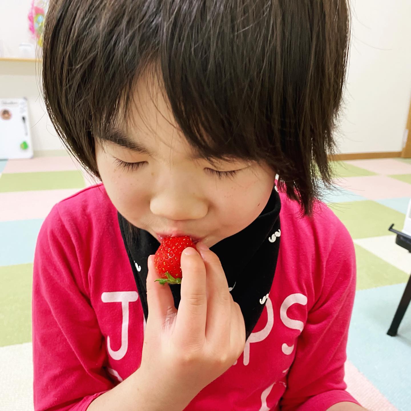 先日、おやつに苺を食べました🍓page-visual 先日、おやつに苺を食べました🍓ビジュアル